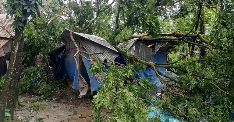 নোয়াখালীতে ঝড়ে লণ্ডভণ্ড তিন গ্রামের অর্ধশতাধিক ঘর-বাড়ি